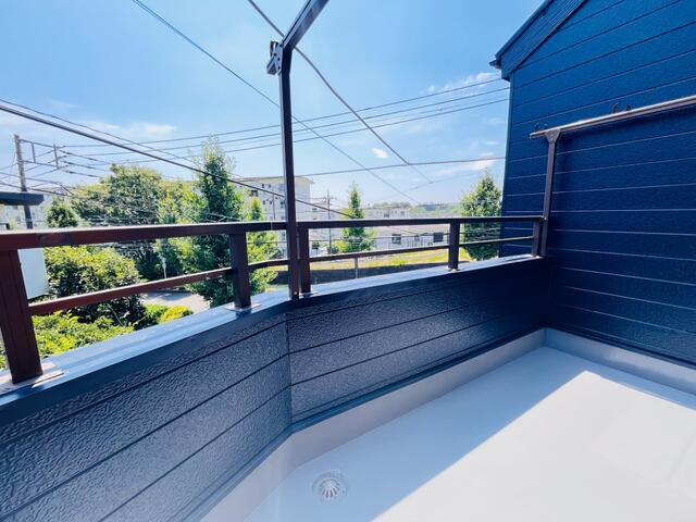 町田市本町田の中古一戸建の前面道路含む現地写真|南東向き 