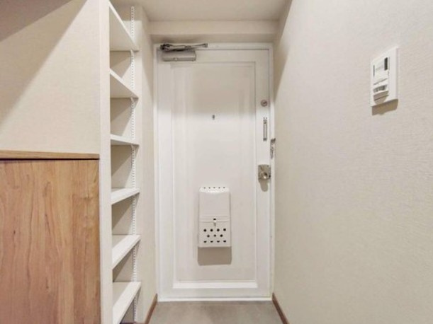 【玄関】 | 目白ハイツ | シューズボックスとクローゼットが付いている玄関です。
