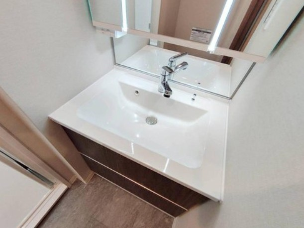 【独立洗面台】 | 目白ハイツ | 広々としたパウダールームの延長に洗髪洗面化粧台があります。