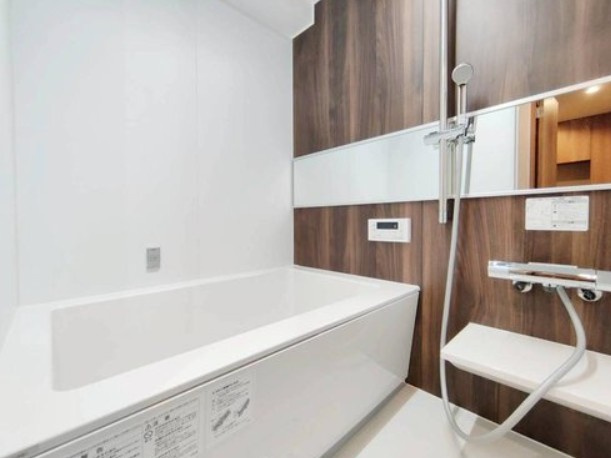 【浴室】 | 目白ハイツ | 一日の疲れが癒される優雅な時間を堪能できるゆとりあるバスルームです。