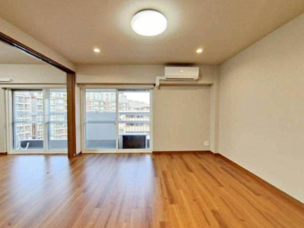 【居間・リビング】 | 目白ハイツ | 太陽の光をスマートにリビングへ。時によって変化をもたらす採光。