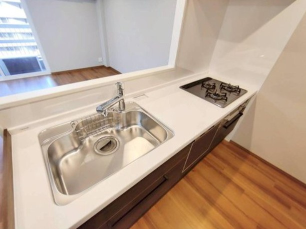 【キッチン】 | 目白ハイツ | 家族の顔も見れて安心、対面式・浄水器付き３口コンロのシステムキッチンを採用！