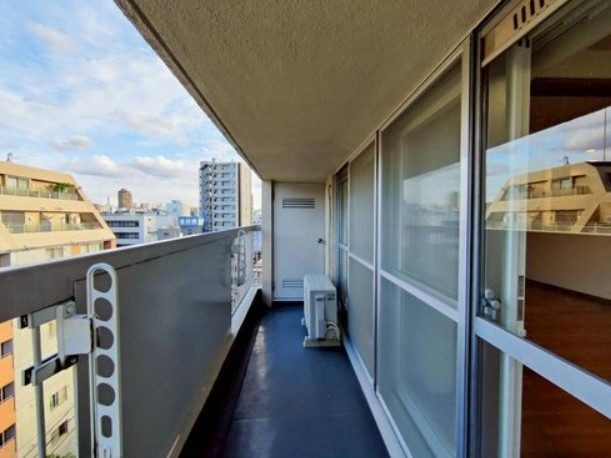【バルコニー】 | 目白ハイツ | バルコニー面、壁一面の掃き出し窓からたくさんの陽の光が入ってまいります！