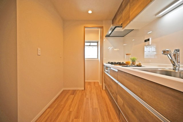 メガロコープ西宮Ⅱ1号棟のキッチン|キッチン奥側にパントリー収納庫が設けられているので、
日用品や調味料等幅広く収納して頂けます。