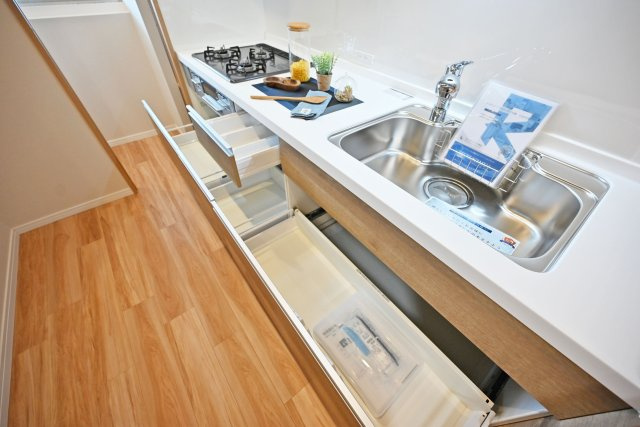 メガロコープ西宮Ⅱ1号棟のキッチン|天板とワークトップ下の収納は満足のいくスペースが備わっています。 大きな鍋などもゆったりと収納いただけます。