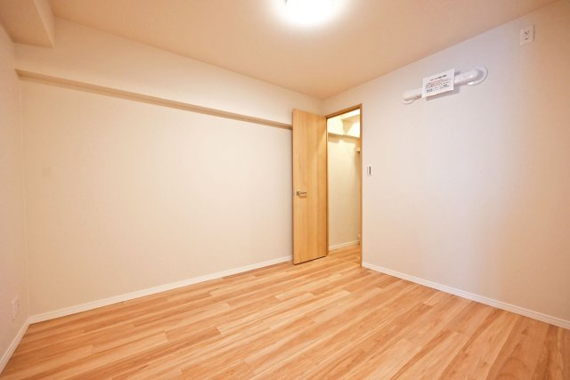 メガロコープ西宮Ⅱ1号棟の洋室|-洋室5.1帖- リビング横の洋室には上部にダウンライトが配置されたWICLが備えており、豊富な収納量です。