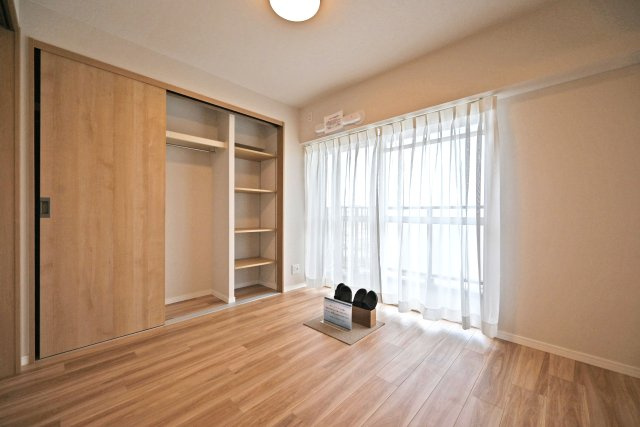 メガロコープ西宮Ⅱ1号棟の洋室|-洋室4.7帖-
シンプルな間取りになっているのでどんな家具でも合います。家具や敷物のカスタマイズを楽しめます！