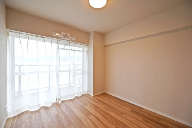 メガロコープ西宮Ⅱ1号棟の洋室|-洋室5.4帖-
シンプルな間取りになっているのでどんな家具でも合います。家具や敷物のカスタマイズを楽しめます！