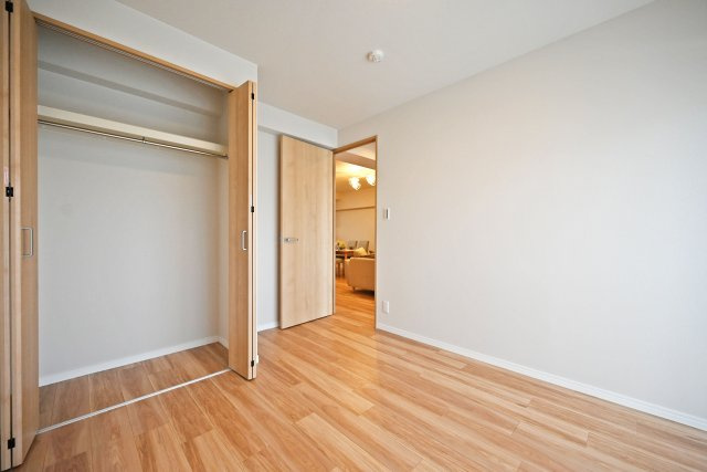 メガロコープ西宮Ⅱ1号棟の洋室|-洋室5.4帖-
全居室収納スペース有。クローゼット収納付きで、お部屋がすっきり片付きます。