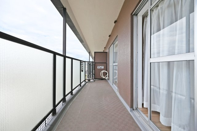 メガロコープ西宮Ⅱ1号棟のバルコニー|バルコニーは奥行があり、たくさんの洗濯物を干して頂けます。