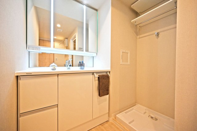 メガロコープ西宮Ⅱ1号棟の独立洗面台|鏡裏と洗面台下、横にも収納があり、タオルなどの日用品やスキンケア用品などもたくさんしまえてすっきりとした空間を保つことができます。