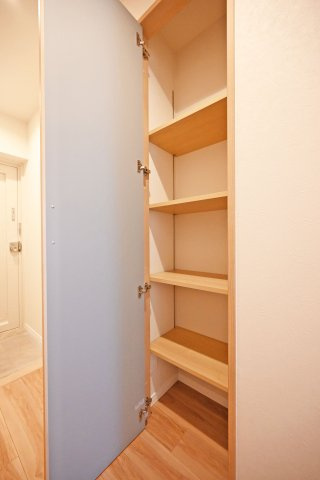 メガロコープ西宮Ⅱ1号棟の収納|廊下部部分に可動棚式収納が配置されています。
掃除用品や消耗品など幅広く収納して頂けます。