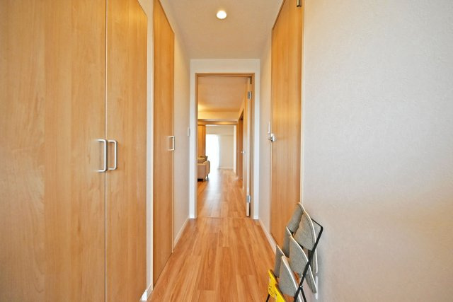 メガロコープ西宮Ⅱ1号棟の玄関|玄関入ってすぐの内観写真です。 左側に上部まで収納があるシューズボックスが配置されています。毎日使う玄関回りも常に片付いた状態を維持できそうです。