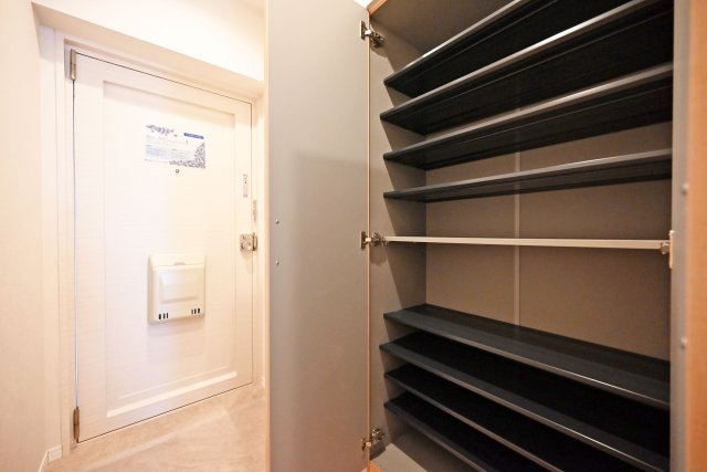 メガロコープ西宮Ⅱ1号棟の玄関|シューズボックス付きの玄関で、いつでも玄関回りをすっきりと保てます。