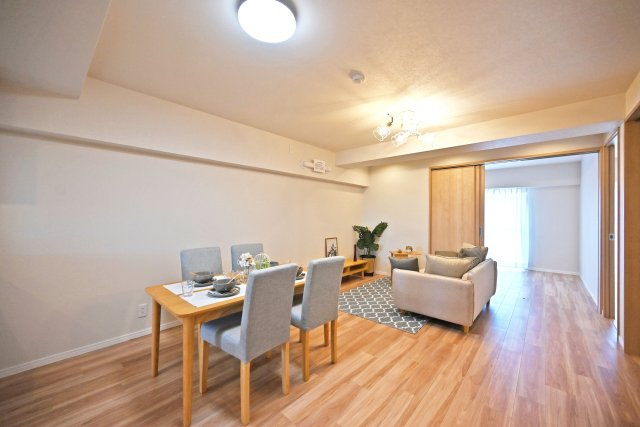 メガロコープ西宮Ⅱ1号棟の居間・リビング|リビングを中心として3つの居室が隣接しています。 家族が顔を合わせやすい間取り、家族のコミュニケーションが自然と増えますね。
