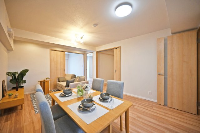 メガロコープ西宮Ⅱ1号棟の居間・リビング|ご家族みんなで寛げるLDKの空間。 リフォームの際にクロス・フローリング張替済の為、室内大変美麗です。 ぜひ一度、ご内覧ください。