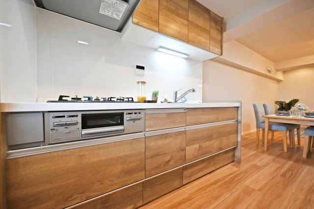 メガロコープ西宮Ⅱ1号棟のキッチン|収納豊富×機能性充実のシステムキッチン◎ ３口コンロとグリル付きで、お料理の幅が広がる嬉しいキッチンです！