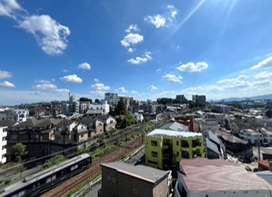 【展望】 | 駅徒歩2分！通勤通学に便利な立地◎共有施設充実で快適な暮らしを実現♪
キッズスペースやコミュニティルームも完備されており、子育て世帯にも嬉しい環境◎