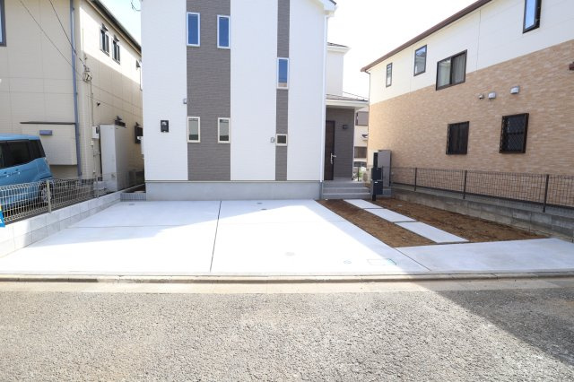 仲介手数料無料　桶川市神明1丁目　新築　全１棟の駐車場