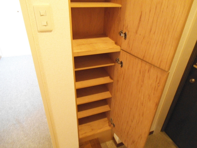 モンプラトー平山の玄関|シューズボックスです☆