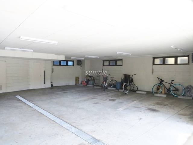 モンプラトー平山の駐車場|1階に屋根付き駐車場！！