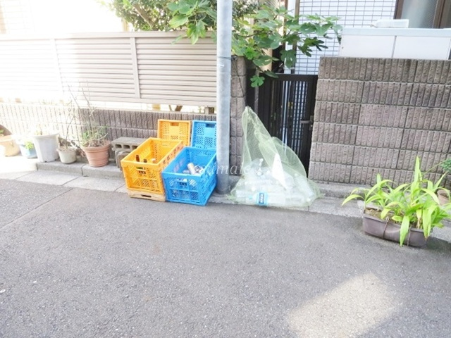 モンプラトー平山のその他共用部分|ゴミ置き場は建物の目前です☆彡