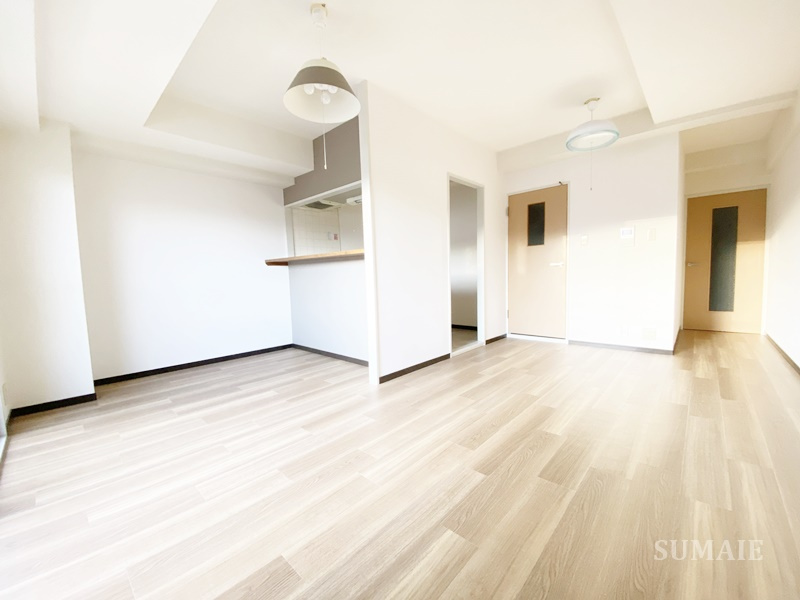 モンプラトー平山の居間・リビング|窓側からのアングルです☆