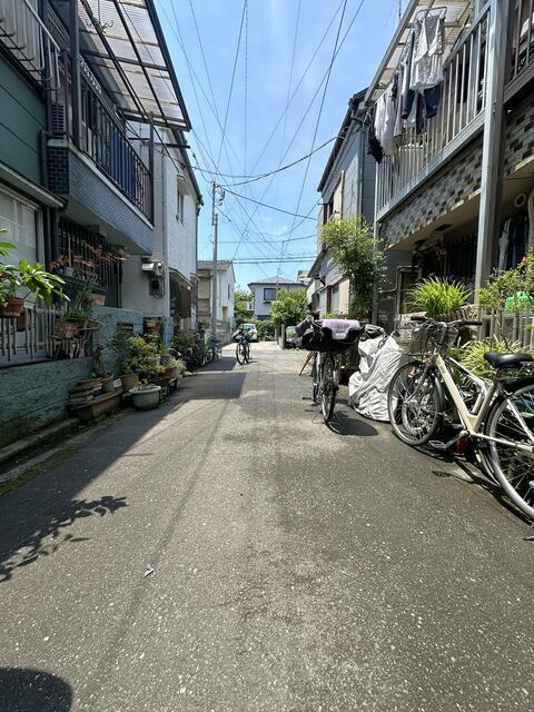 大田区本羽田１丁目の中古一戸建の前面道路含む現地写真|前面道路 