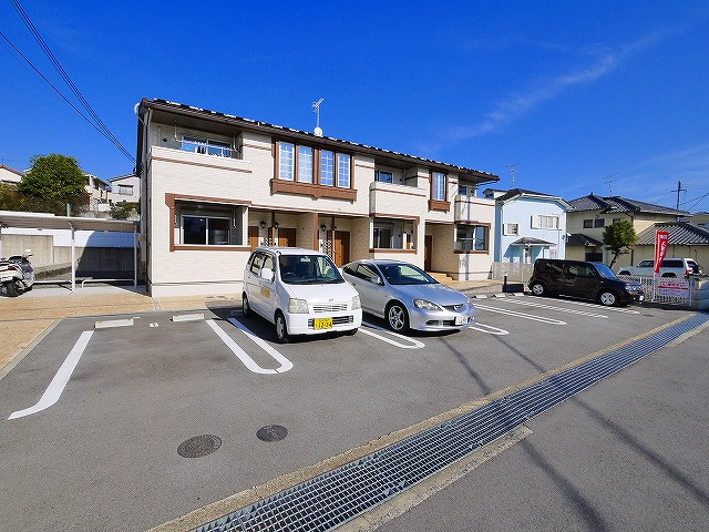 ミルキーウェイ　Bの駐車場|車をお持ちの方に嬉しい駐車場付きの物件です