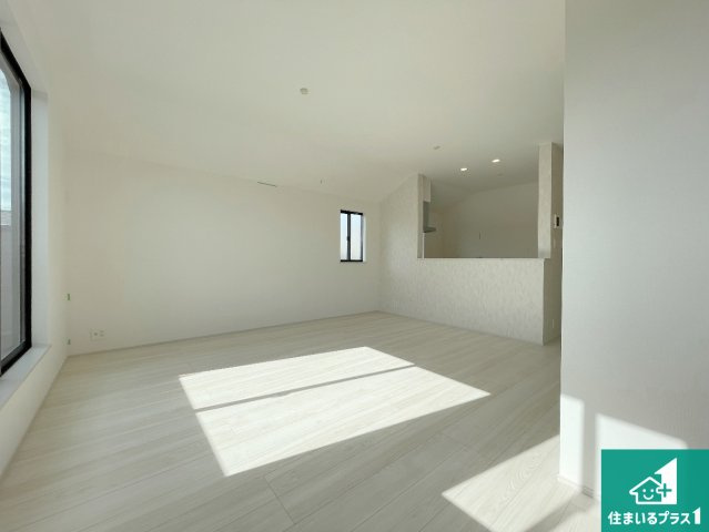 明石市太寺天王町　新築一戸建ての居間・リビング|シンプルなリビングは、観葉植物等のインテリアを楽しめますね！パパ好みにも、ママ好みにも家具次第で雰囲気を変えることができます！