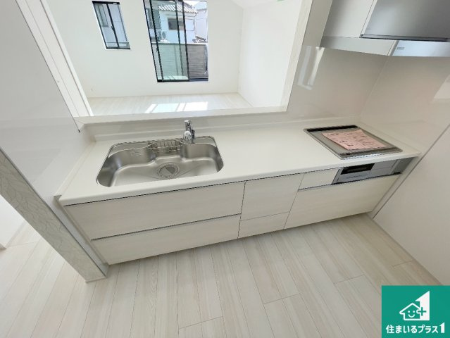 明石市太寺天王町　新築一戸建てのキッチン|リビングと統一感があり、使い勝手のいいキッチン。広々としているので、二人並んで作業が出来ちゃいます。お子様と一緒に色々なお料理に挑戦できるスペースがあります。