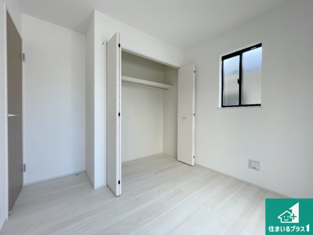 明石市太寺天王町　新築一戸建ての洋室|寝室は心地よい眠りについてもらいたくて、シンプルかつ開放的な空間な設計にしています！大きな窓から差し込む日が心地いいです♪