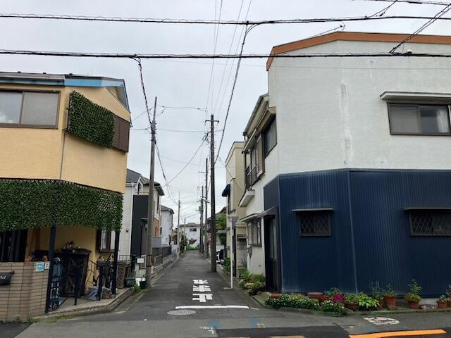 小平市仲町の中古一戸建の前面道路含む現地写真| 