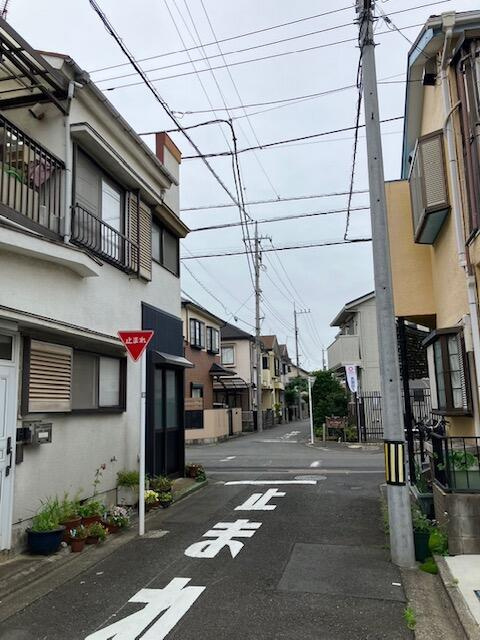 小平市仲町の中古一戸建の前面道路含む現地写真| 