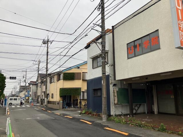 小平市仲町の中古一戸建の前面道路含む現地写真| 