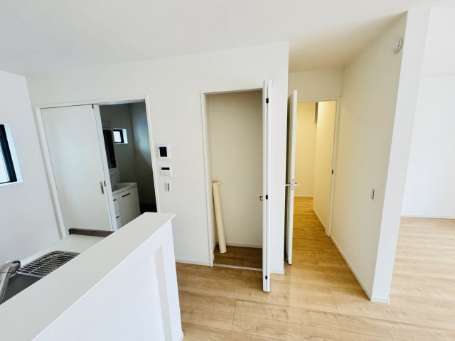 【居間・リビング】 | 柏市亀甲台町２丁目新築戸建 | リビング収納スペース