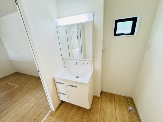 柏市亀甲台町２丁目新築戸建の独立洗面台|シャワーヘッド付き三面鏡洗面化粧台