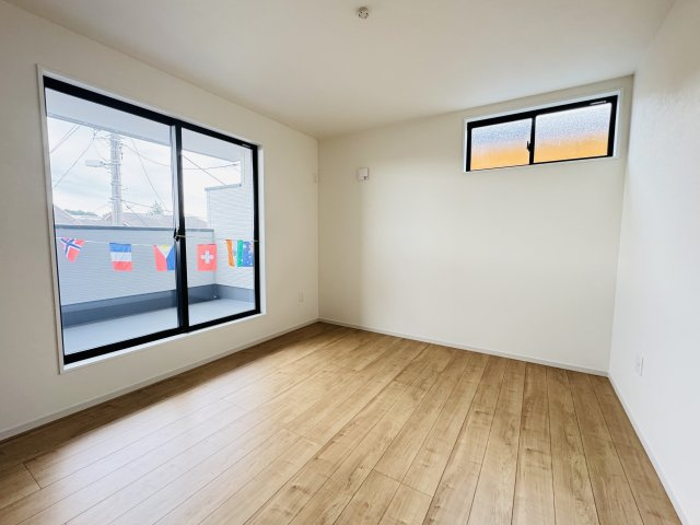 【寝室】 | 柏市亀甲台町２丁目新築戸建 | 8.8帖寝室・南側バルコニー前の明るいお部屋です♪