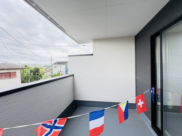 【バルコニー】 | 柏市亀甲台町２丁目新築戸建 | 寝室前南向きルーフバルコニー・日当たり良好♪