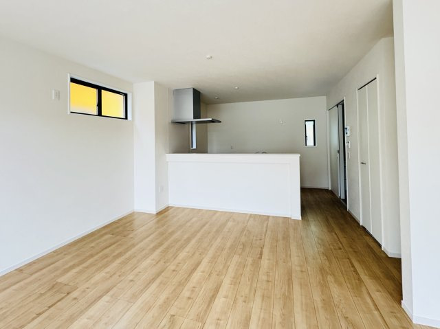 柏市亀甲台町２丁目新築戸建の居間・リビング|18.3帖リビングダイニングキッチン