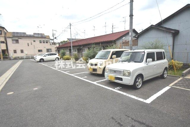 アムールD棟の駐車場