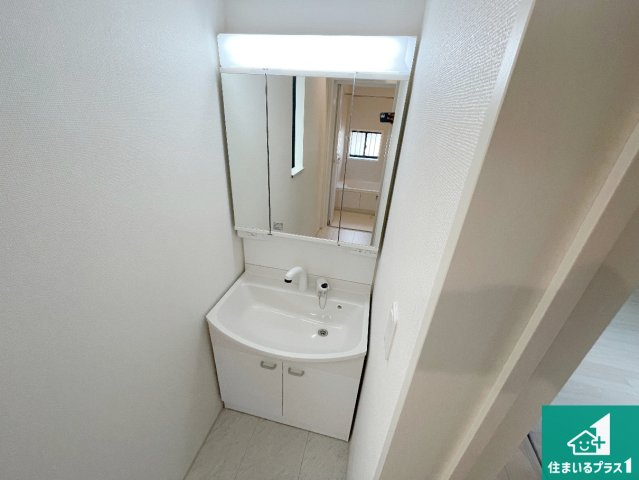 明石市太寺天王町　新築一戸建ての独立洗面台|清潔感のある洗面台です。フラットな鏡は掃除がしやすく毎日清潔！鏡裏には収納があるのでスッキリとした洗面台が保てます。