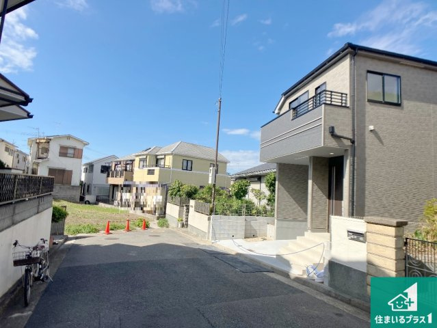 明石市太寺天王町　新築一戸建ての前面道路含む現地写真|周辺は閑静な住宅街！前面道路広々で車の出し入れも便利です。駐車が苦手な方でも安心して車庫入れできます！