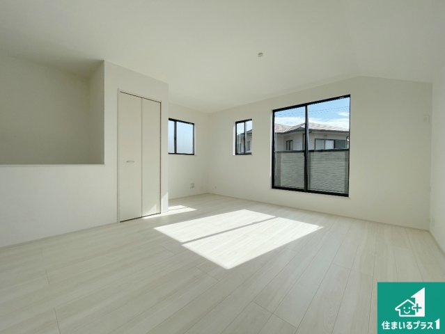 明石市太寺天王町　新築一戸建ての居間・リビング|日当たり良好の明るいリビングで朝の目覚めもスッキリできそう！対面キッチンでご家族のコミュニケーションも自然と増える設計！小さなお子様が遊ぶスペースを作っても広々とくつろげるLDK！