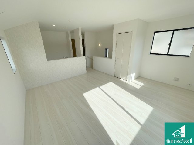 明石市太寺天王町　新築一戸建ての居間・リビング|日当たり良好の明るいリビングで朝の目覚めもスッキリできそう！対面キッチンでご家族のコミュニケーションも自然と増える設計！小さなお子様が遊ぶスペースを作っても広々とくつろげるLDK！