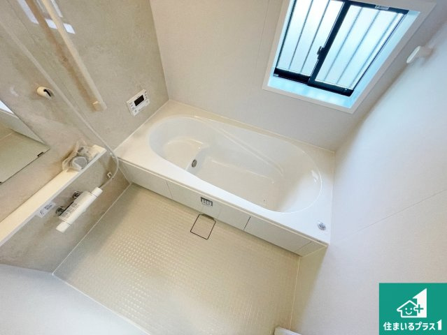 明石市太寺天王町　新築一戸建ての浴室|足をゆったり伸ばして寛げる浴槽です。窓が設けられていますので差し込む光が明るく穏やかな雰囲気にしてくれます♪浴室乾燥機も設置しているので、雨の日の洗濯物も安心です♪