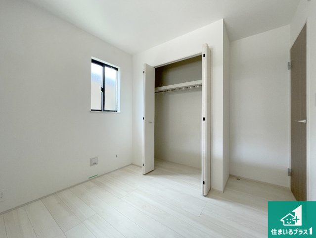 明石市太寺天王町　新築一戸建ての洋室|収納スペースが充実しているので子供の成長に合わせてたくさん収納ができます！家族構成に合わせた様々な活用ができる収納！