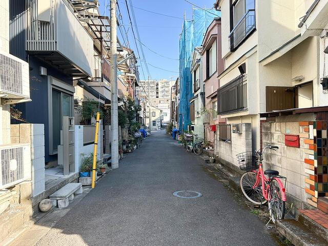 江戸川区中央２丁目の中古一戸建の前面道路含む現地写真|前面道路を含む外観 