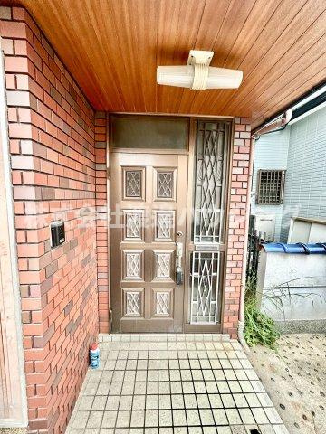 寝屋川市太秦緑が丘の一戸建てのエントランス