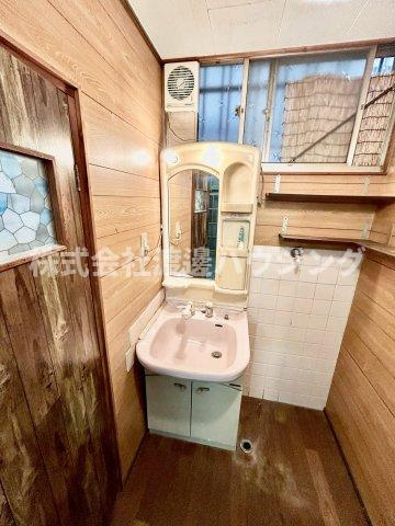 寝屋川市太秦緑が丘の一戸建ての洗面所